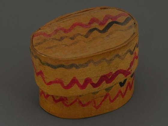 Sin nombre. Caja artesanal maya de base elíptica de madera.